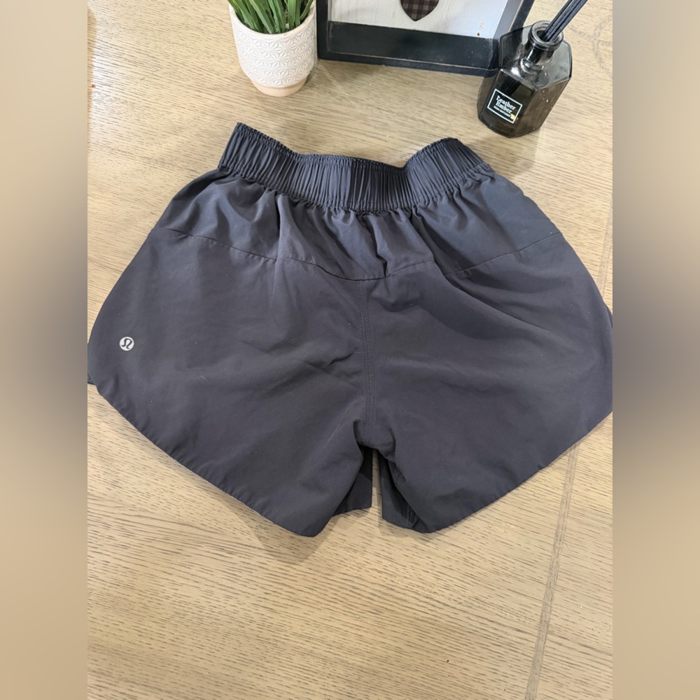 Lululemon Shorts Size 4 - Picture 9 of 10